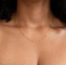 Load image into Gallery viewer, Baby box chain in gold vermeil worn on the neck of a woman
